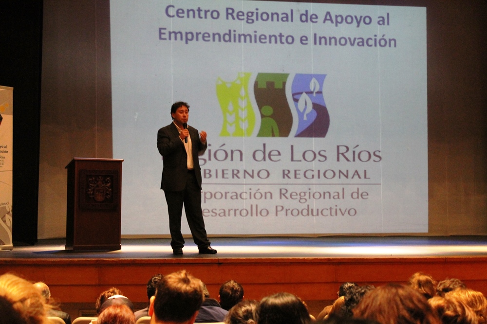 Emprendedores participan en charla sobre fuentes de financiamiento