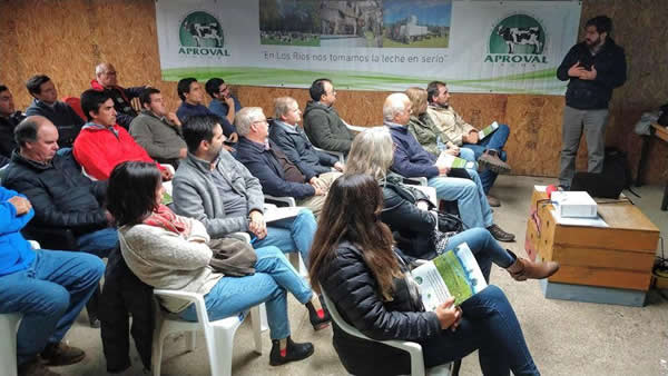 Productores de Los Ríos aprenden sobre eficiencia de riego en la producción primaria de leche