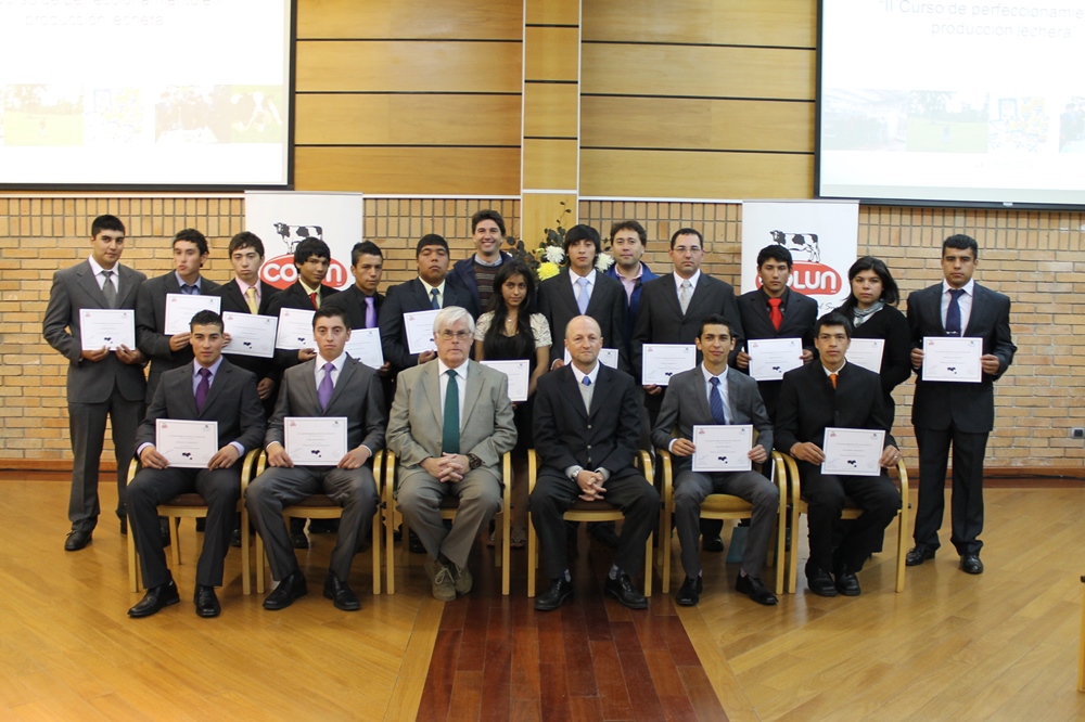 Jóvenes de liceos agrícolas finalizan curso de producción lechera