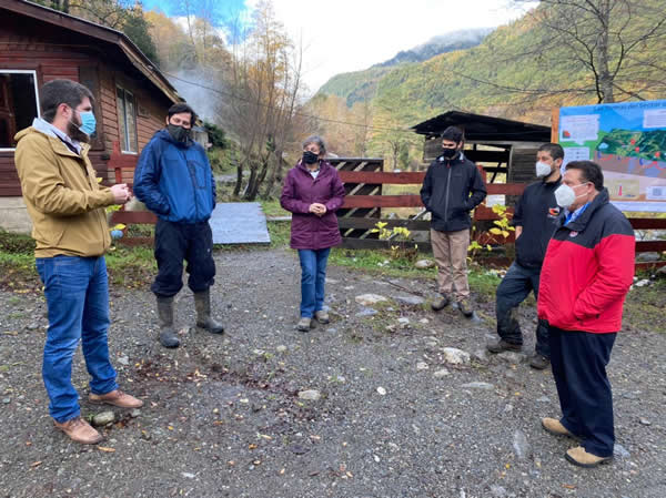 Inauguran en Liquiñe el primer invernadero en Chile calefaccionado con agua termal