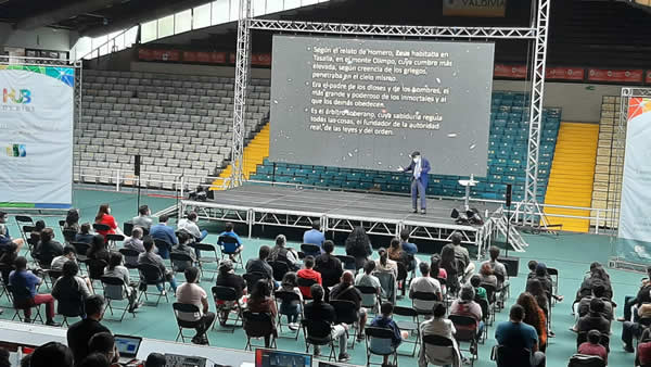 Profesor José Maza dictó magistral charla en Valdivia