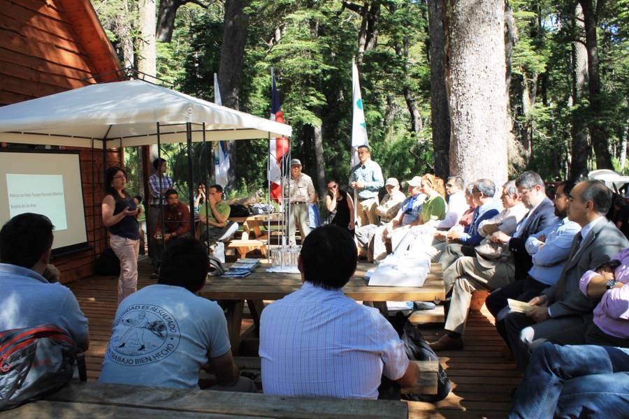 Intendentes de Los Ríos y La Araucanía se reúnen en Parque Nacional Villarrica y forman mesa técnica de trabajo