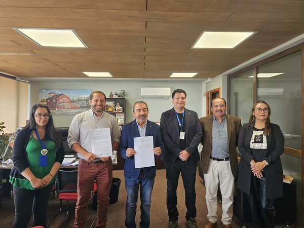 Imagen del convenio con la Municipalidad de Mariquina